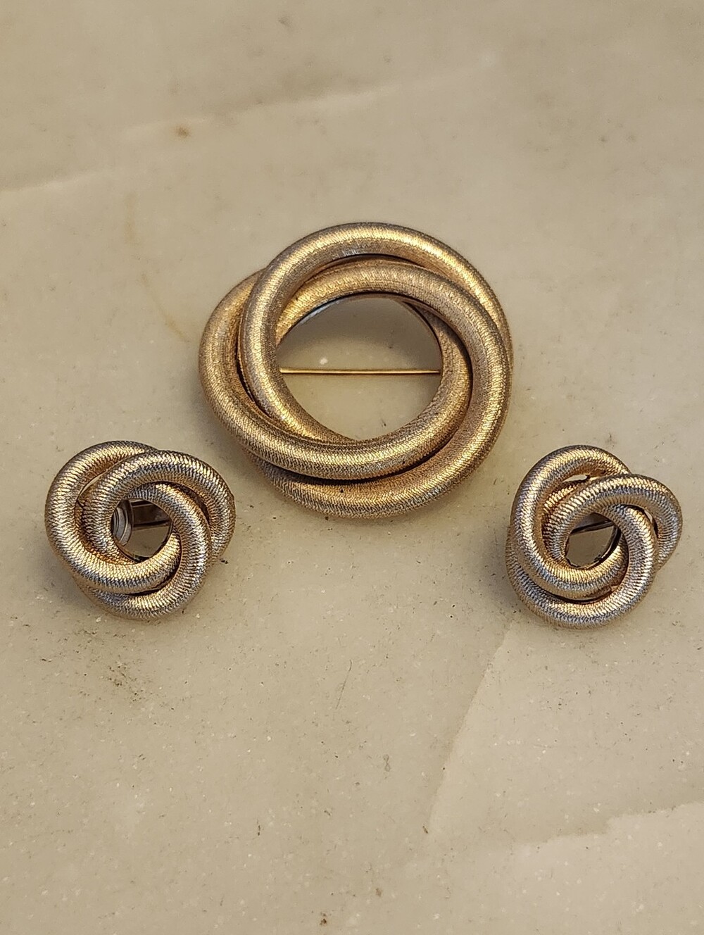 Vtg Sarah Coventry "Sarah's Circle" Gold-Tone Knotted Brooch and Earring Set